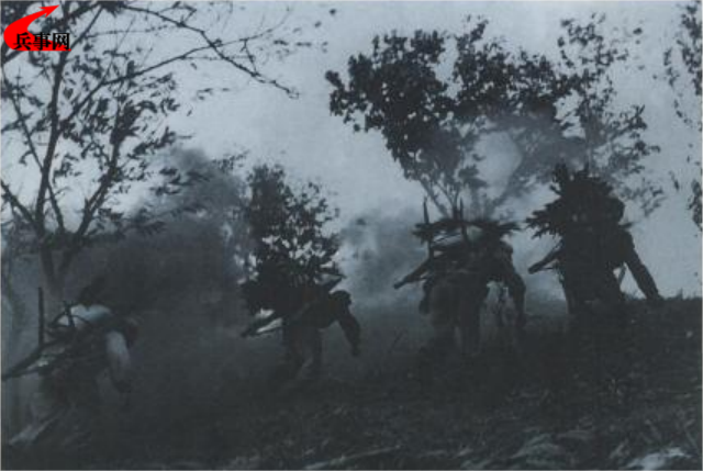 上甘岭战役期间战士把粮食、 弹药运往前沿阵地.png