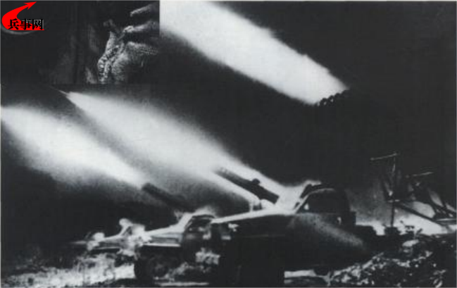 在上甘岭战役中， 志愿军火箭炮群猛烈轰击美军.png
