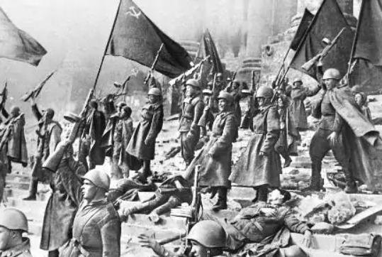 苏联红军在德国国会大厦前欢呼胜利.png
