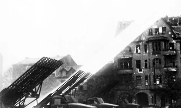 1945年4月，红军喀秋莎炮轰柏林.png