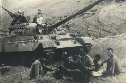 苏联士兵在坦克前.png